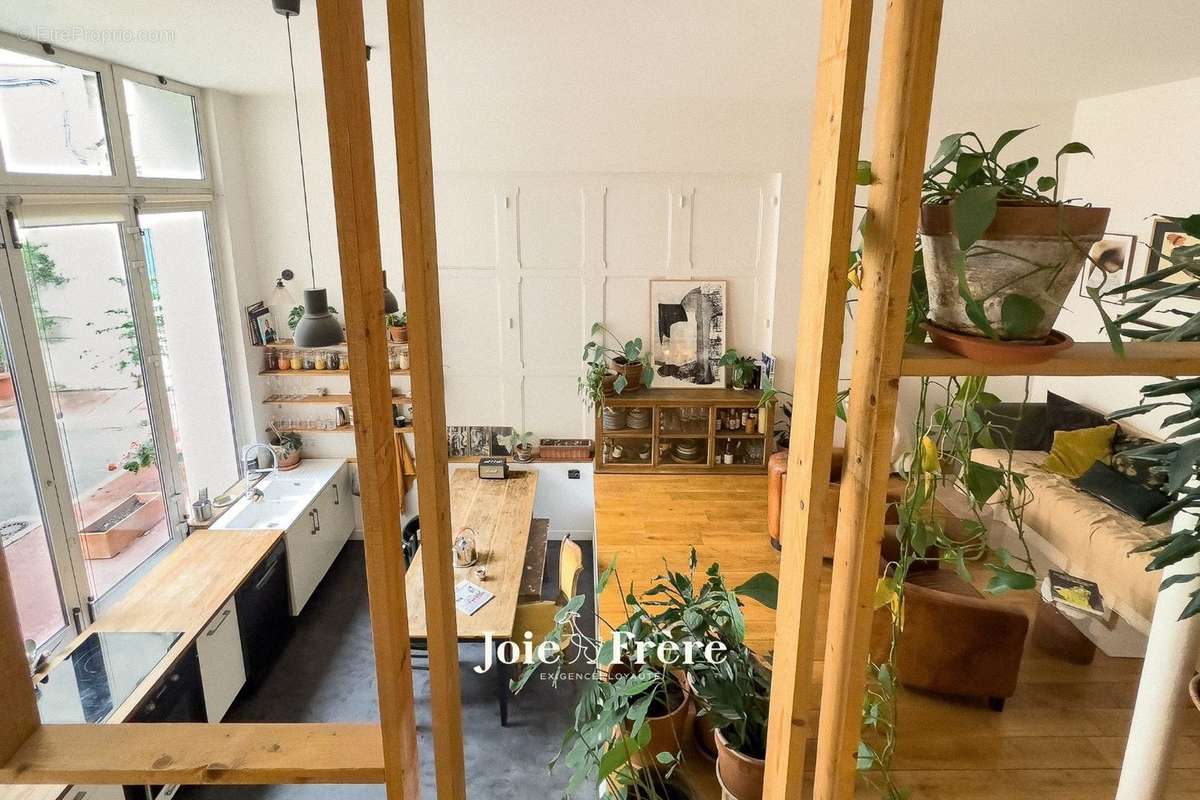 vue de la chambre en mezzanine - Appartement à PARIS-18E