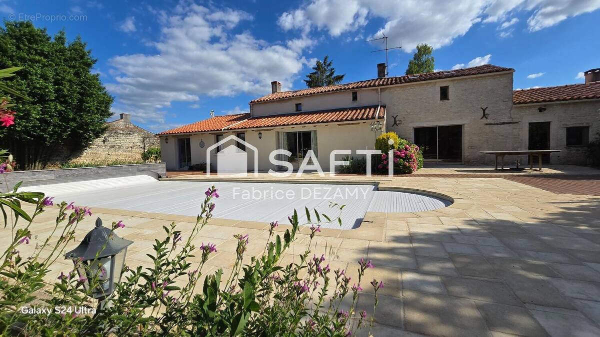 Photo 1 - Maison à SAINTE-GEMME-LA-PLAINE