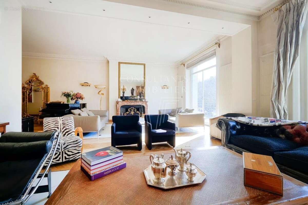 Appartement à PARIS-16E