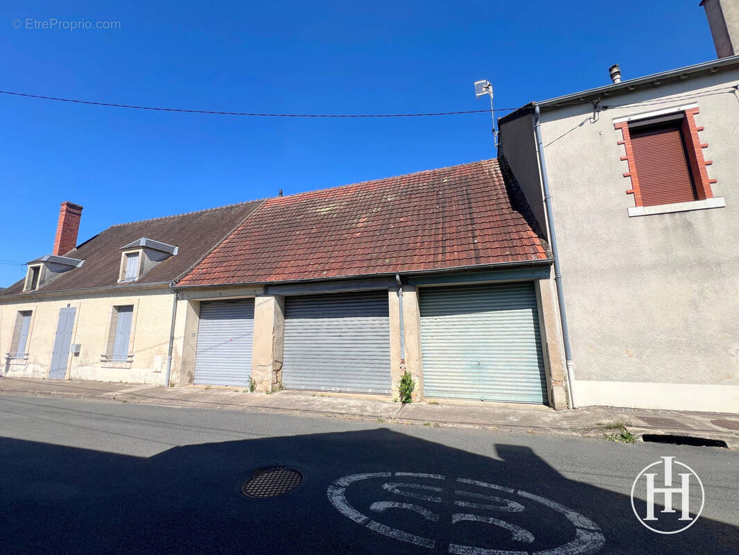 Parking à SAINT-AMAND-MONTROND