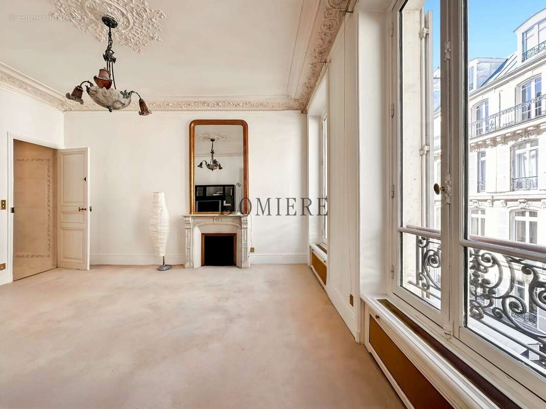 Appartement à PARIS-8E