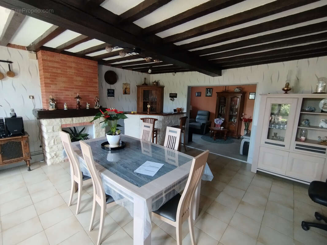 Maison à MONDREPUIS