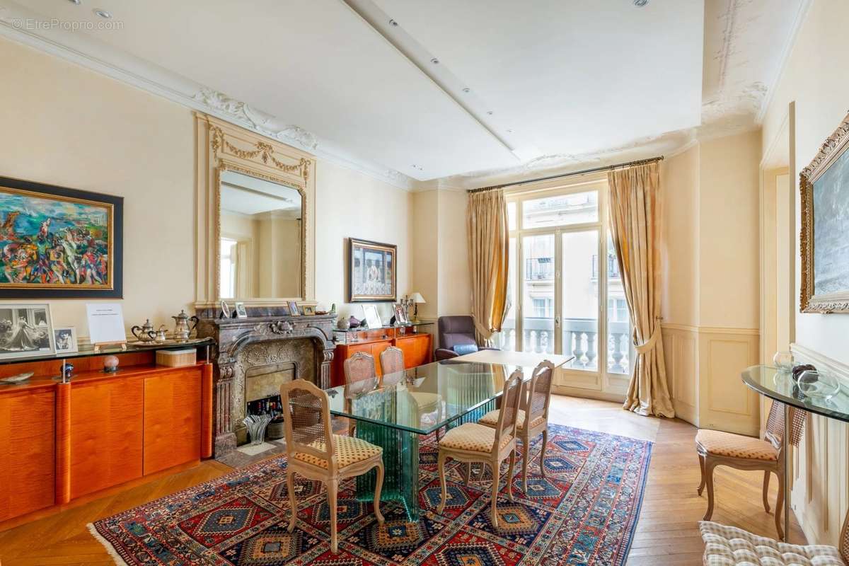 Appartement à PARIS-16E