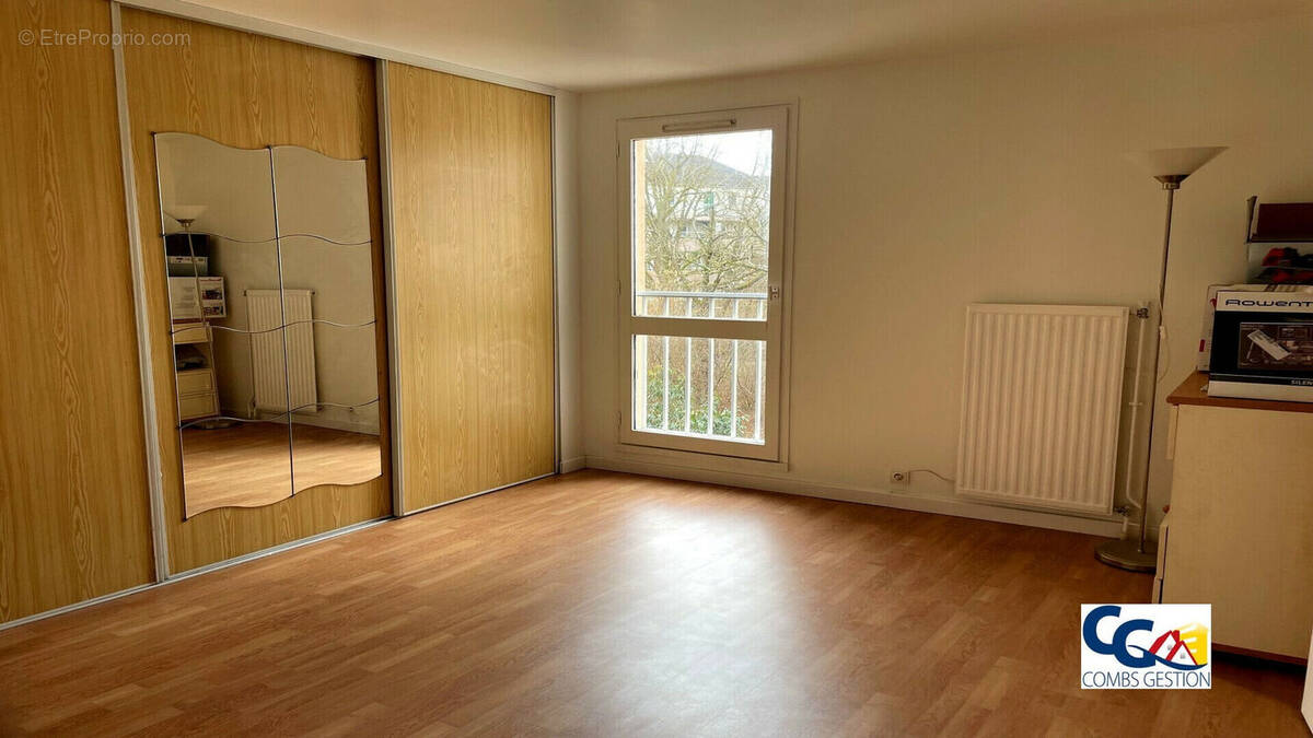 Appartement à COMBS-LA-VILLE