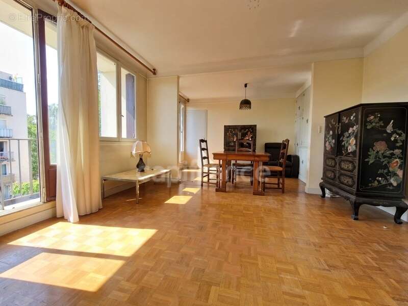Appartement à LES LILAS
