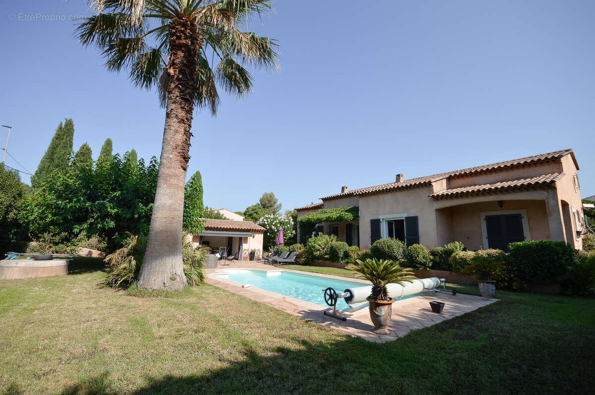 Maison à ROQUEBRUNE-SUR-ARGENS