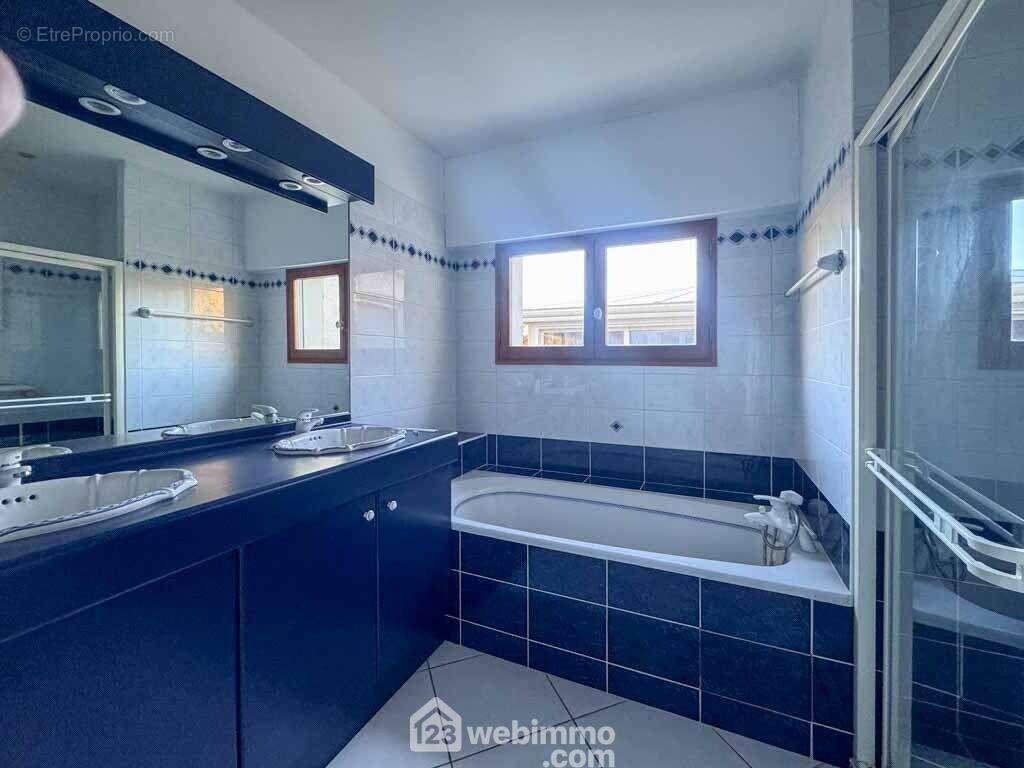 avec sa salle d&#039;eau et son dressing - Maison à MENOMBLET