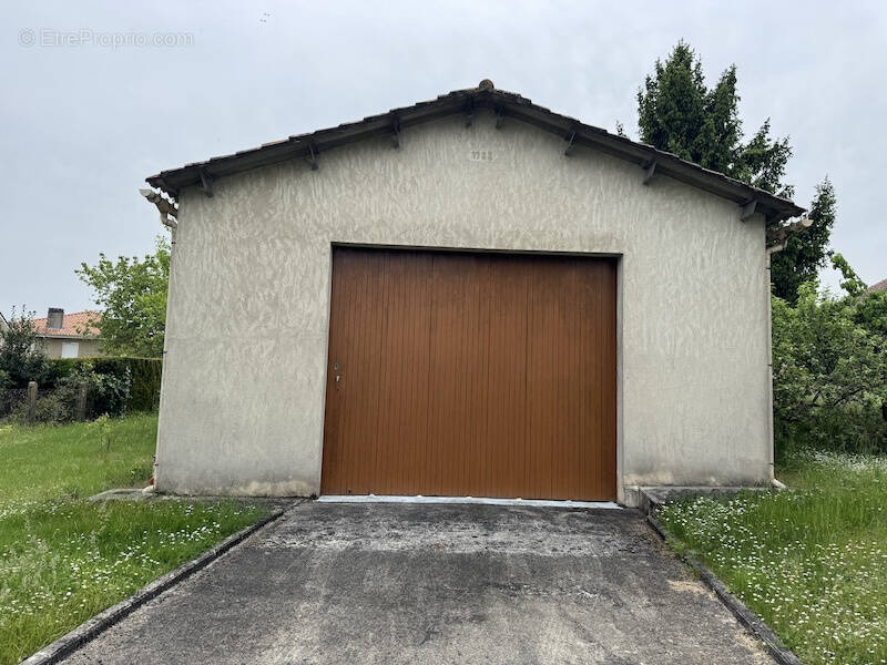 Parking à BARBEZIEUX-SAINT-HILAIRE