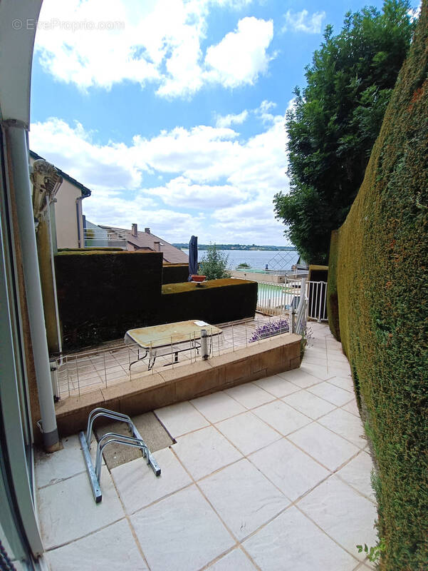 Appartement à SALLES-CURAN