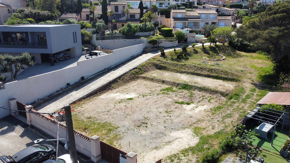 Terrain à FREJUS