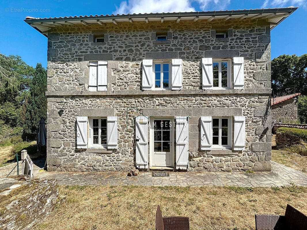 Maison à COMPREIGNAC