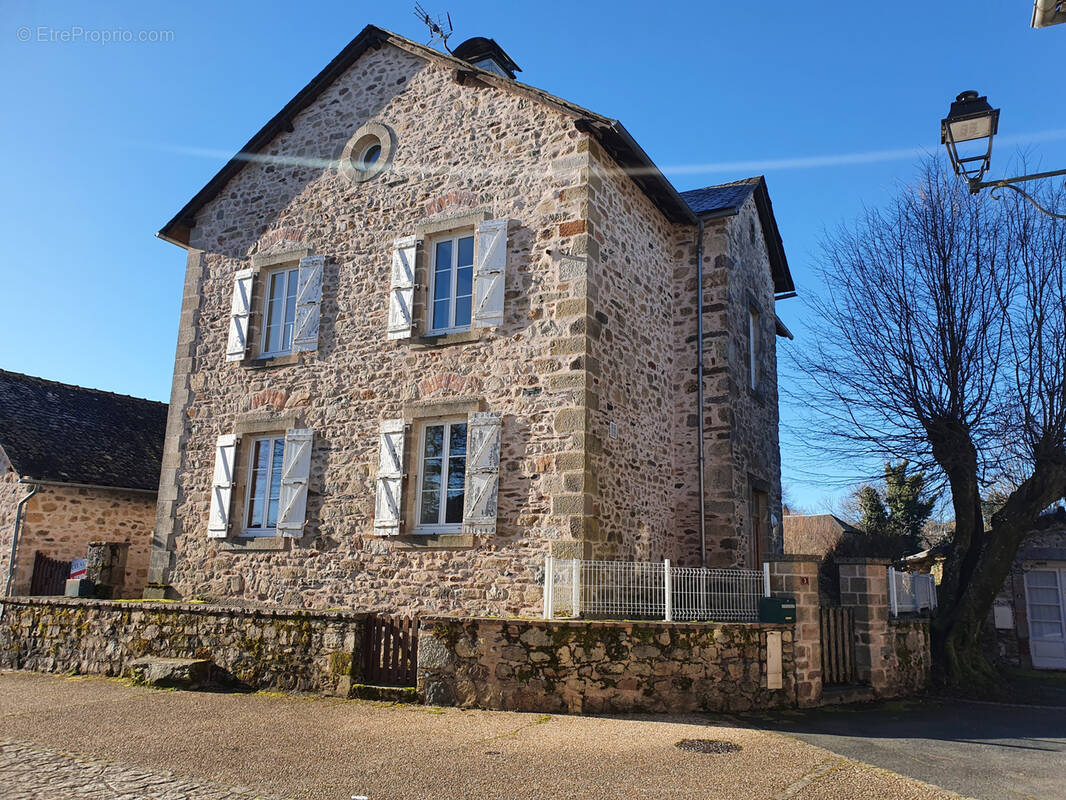 Maison à ALBUSSAC