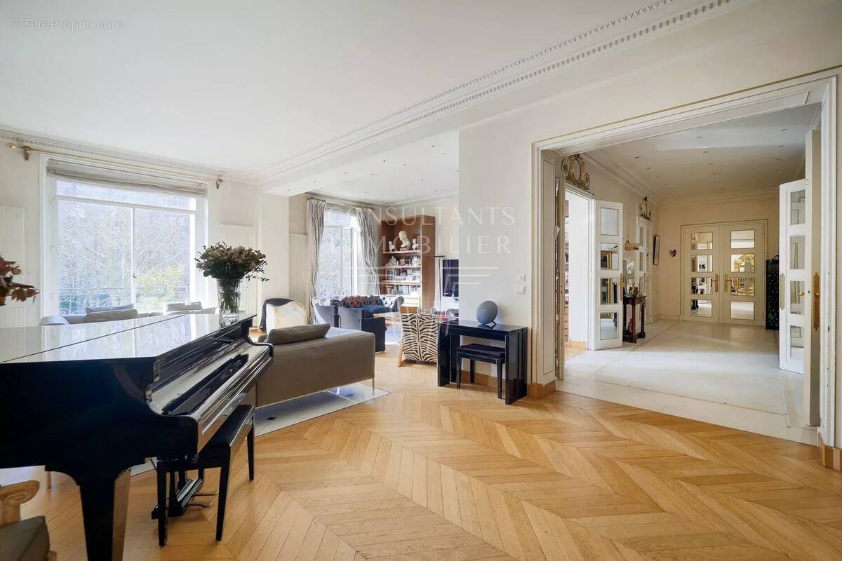 Appartement à PARIS-16E