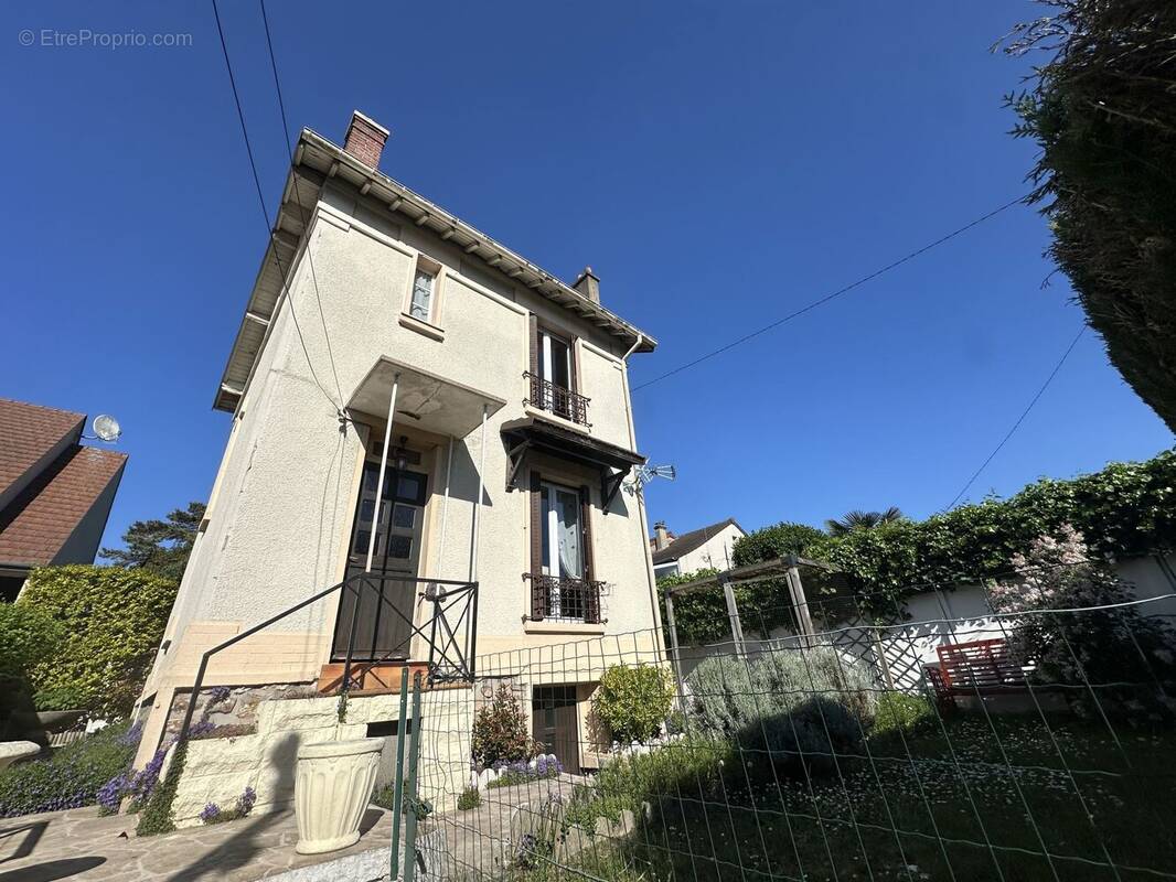 Maison à EZANVILLE