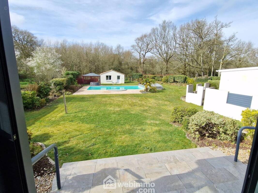 Vue de la maison sur jardin et campagne. - Maison à LANDERONDE