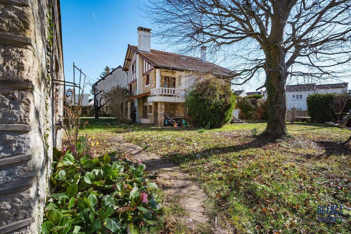 Maison à LES CLAYES-SOUS-BOIS
