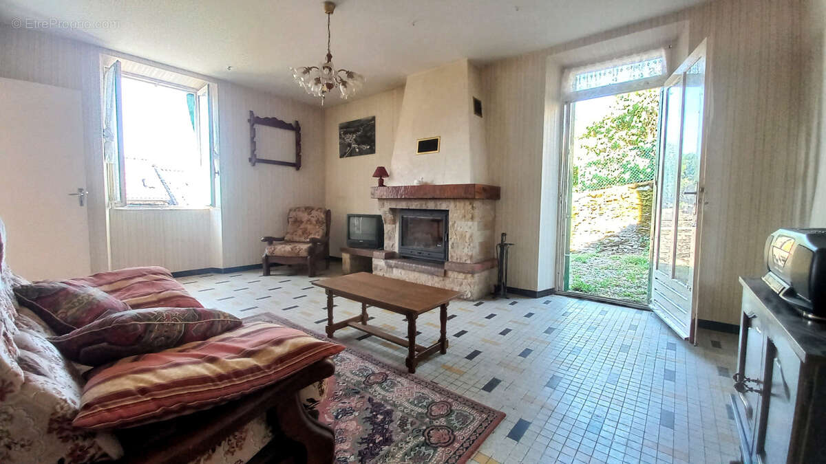 Maison à SALLES-CURAN