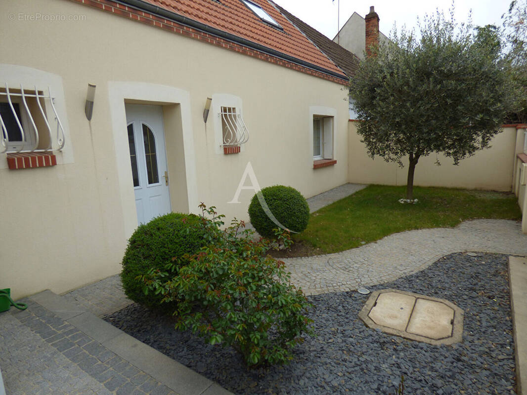 Maison à SAINT-JEAN-DE-BRAYE