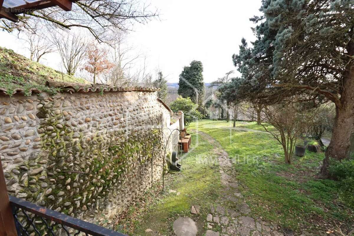 Maison à LAPEYROUSE-MORNAY
