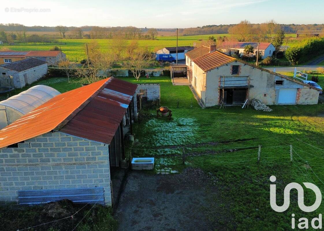 Photo 1 - Maison à LA CHAIZE-LE-VICOMTE