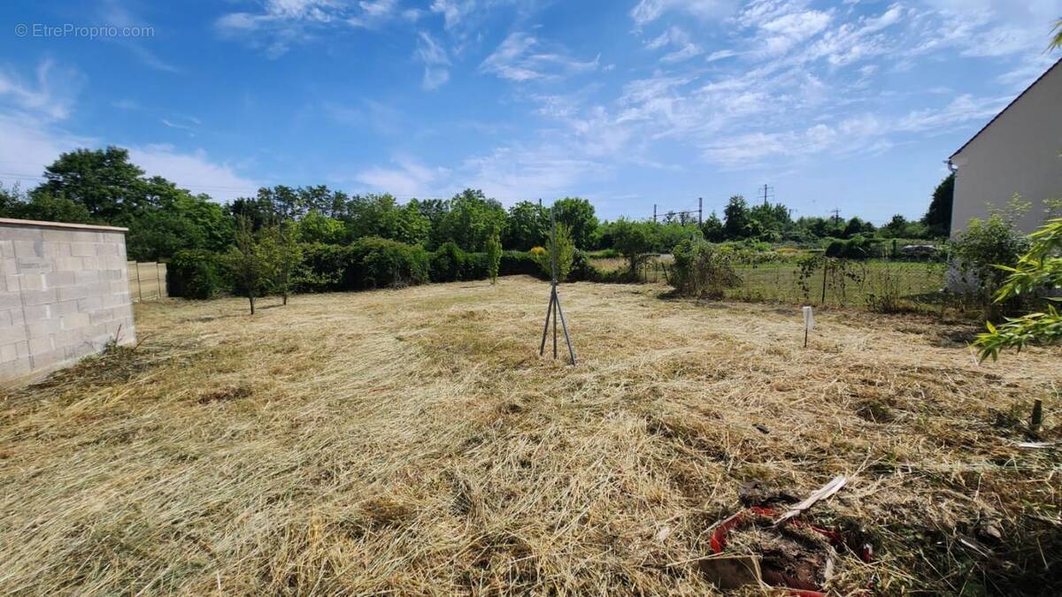 Terrain à LACROIX-SAINT-OUEN