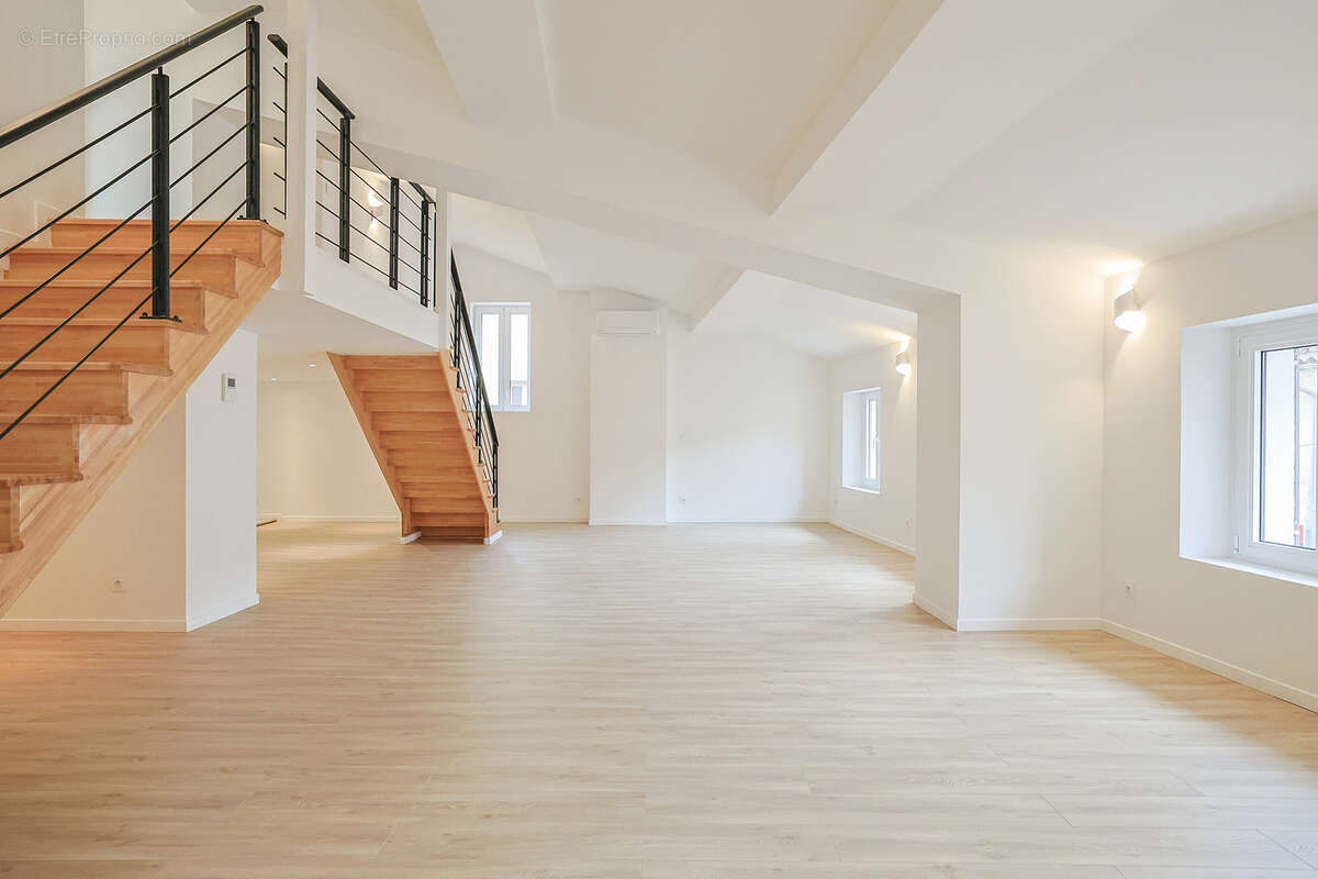 Appartement à SOLLIES-PONT