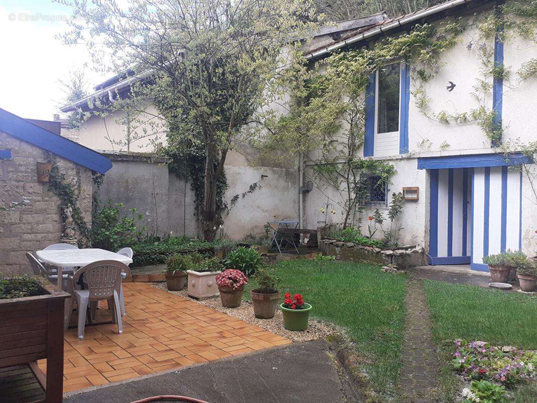 Maison à GONDRECOURT-LE-CHATEAU