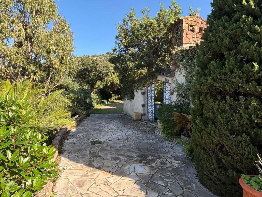 Maison à LES ISSAMBRES