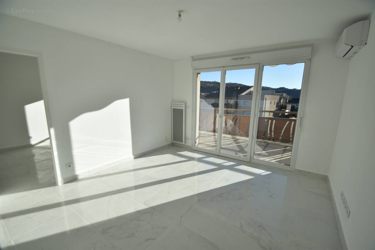 Appartement à CARROS