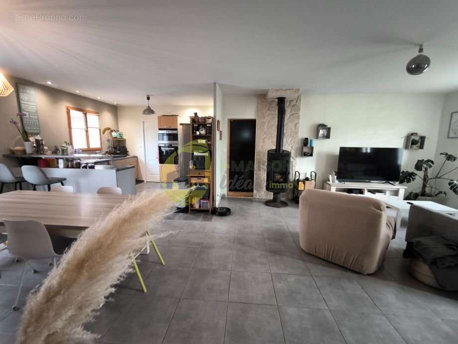 Maison à AVORD