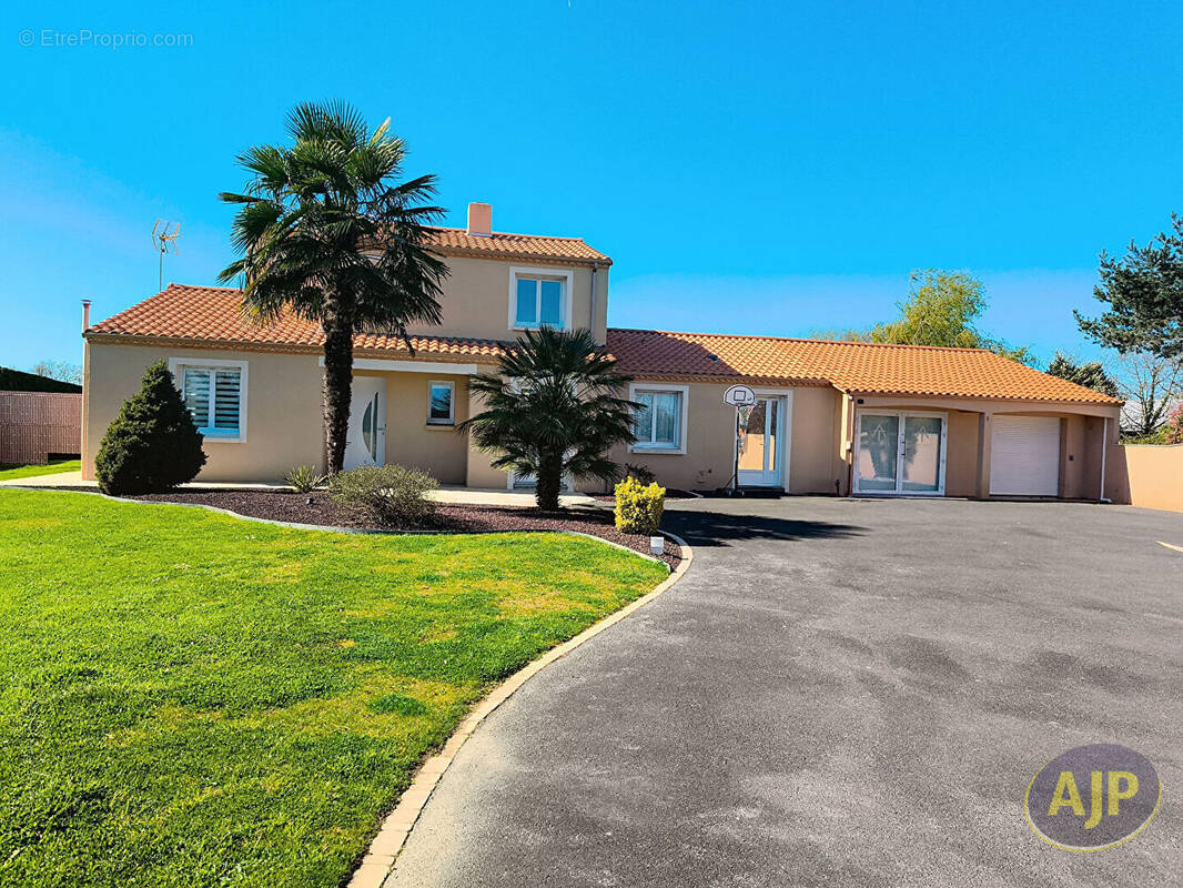 Maison à MONTAIGU