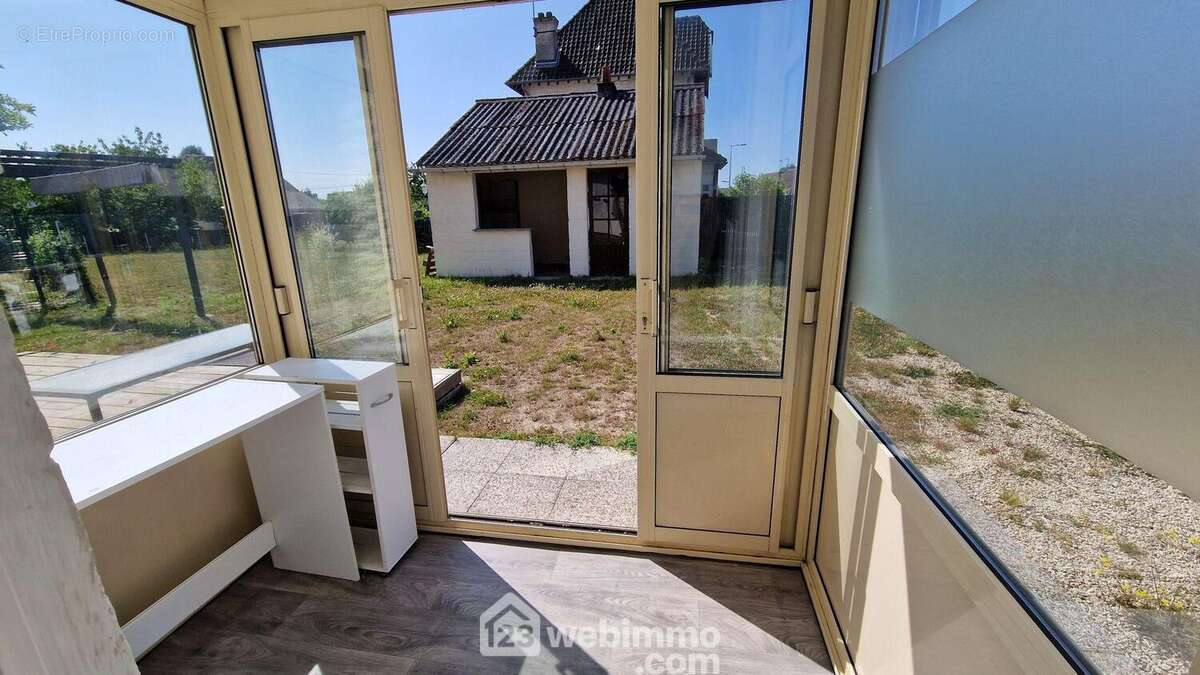 Vous bénéficiez d&#039;une véranda donnant accès sur... - Maison à LAON