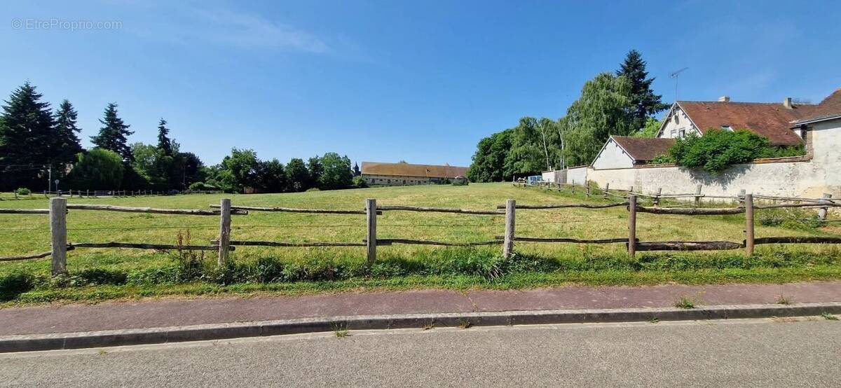 Terrain à NOGENT-LE-ROI