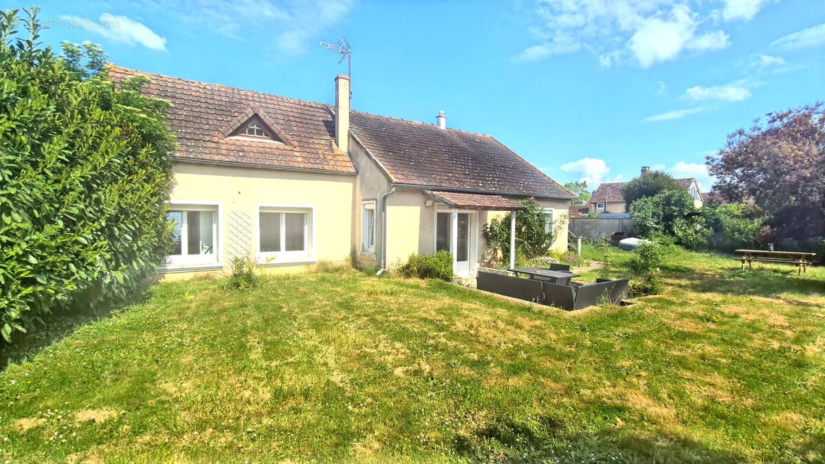 Maison à CHERISY