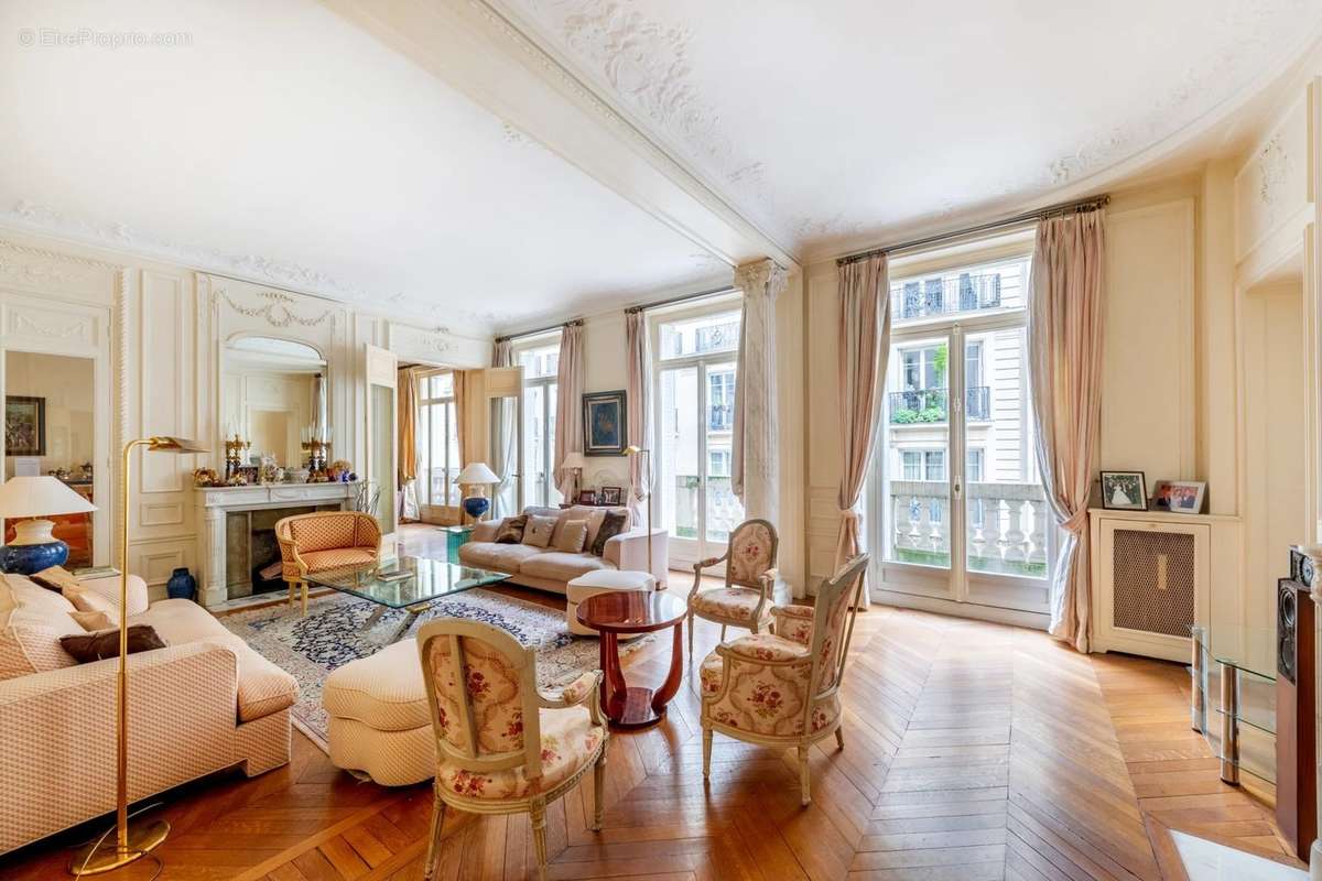 Appartement à PARIS-16E