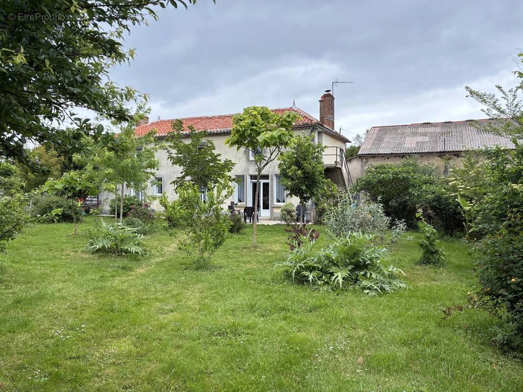 Maison à BUSSIERE-POITEVINE