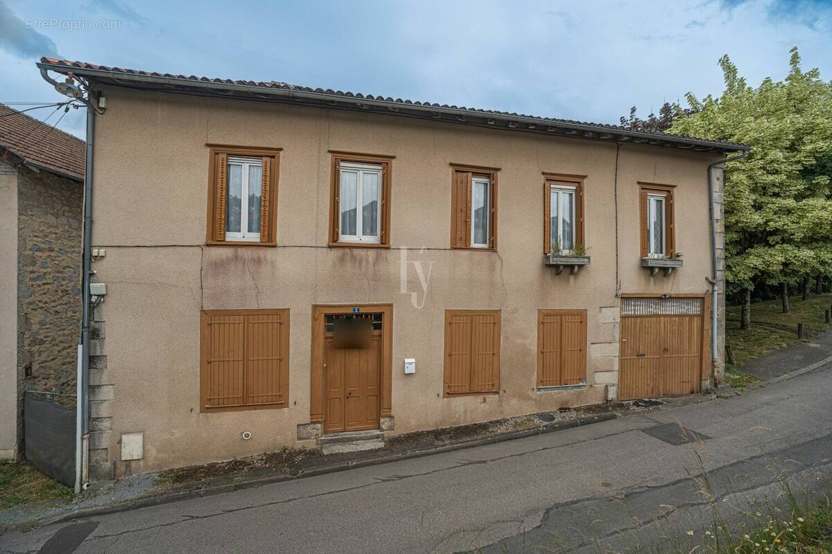 Maison à SAINT-LEONARD-DE-NOBLAT