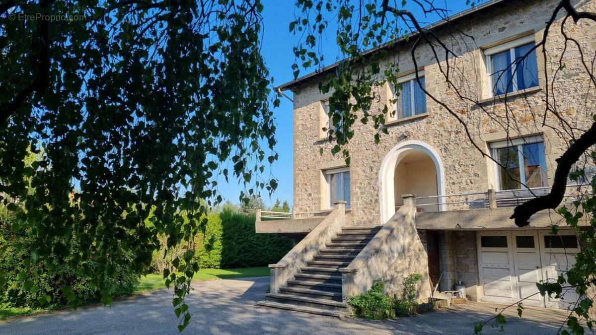 Maison à SAINT-ROMAIN-LACHALM