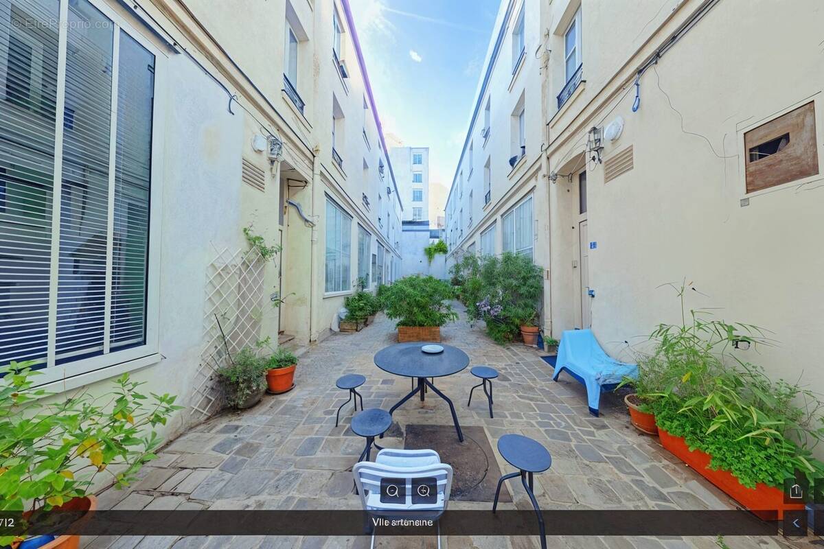 Passage Privé avec  table et chaise devant chaque ateliier - Appartement à PARIS-20E