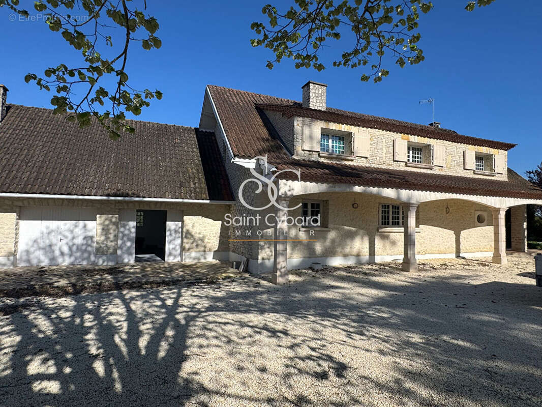 Maison à ROULLET-SAINT-ESTEPHE