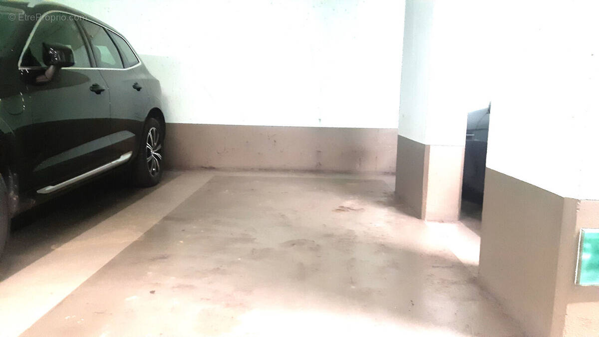 Parking à PARIS-16E