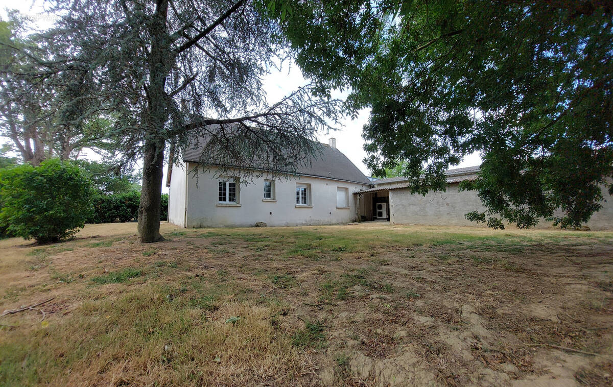 Maison à SAINT-JULIEN-DE-VOUVANTES