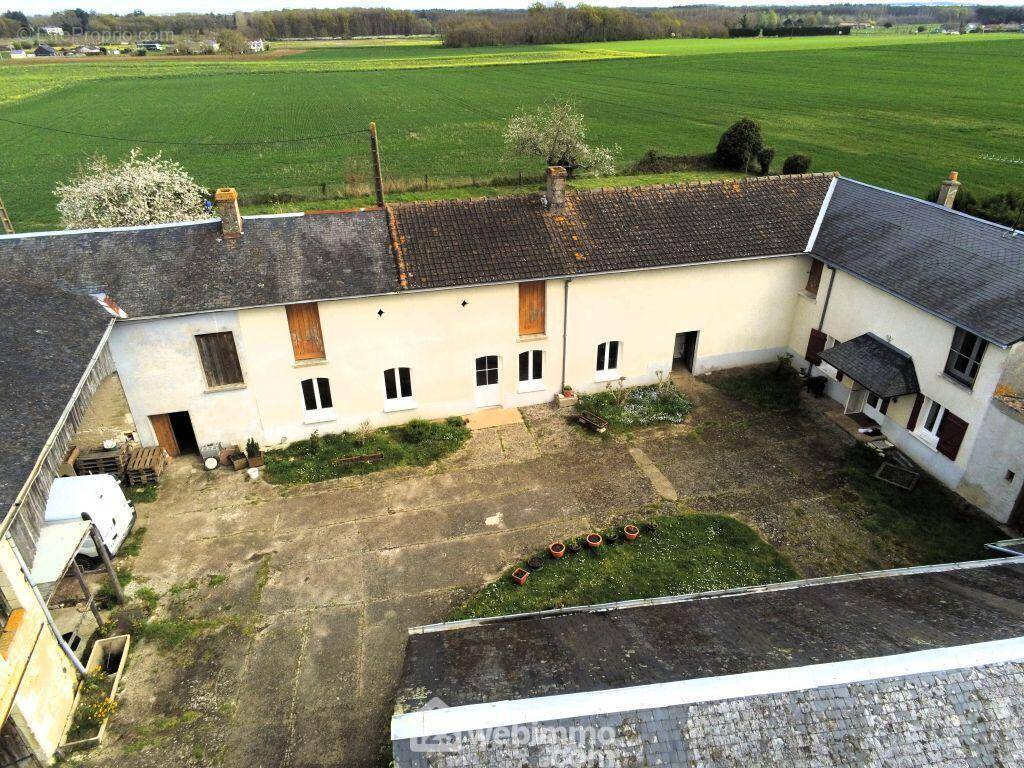 Proche de Richelieu, corps de ferme, sans vis-à-vis. - Maison à BRAYE-SOUS-FAYE