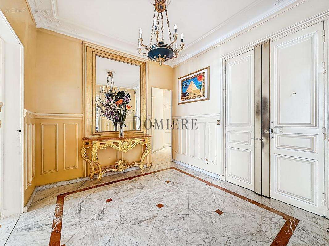 Appartement à PARIS-8E