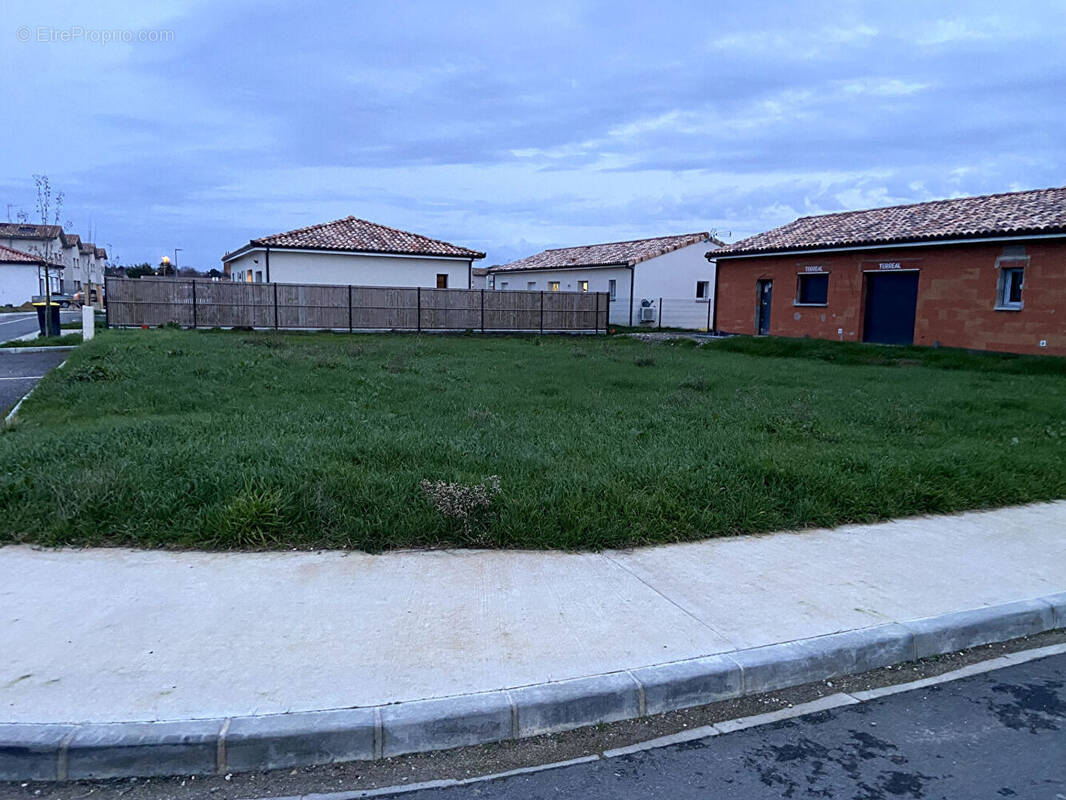 Terrain à MONTECH