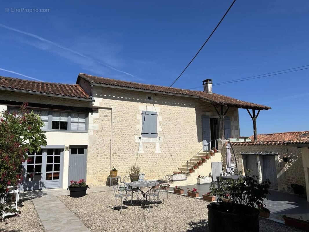 Maison à SALLES-LAVALETTE