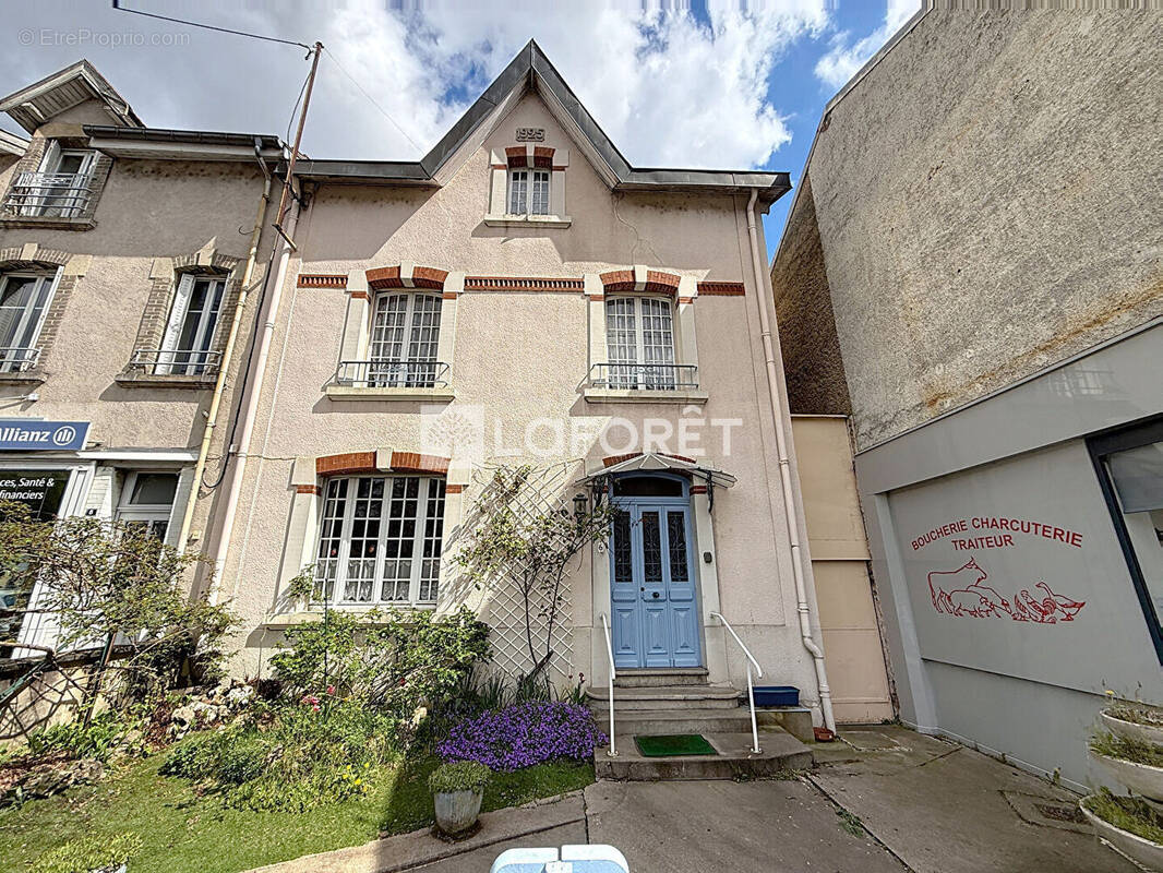 Maison à NEUFCHATEAU