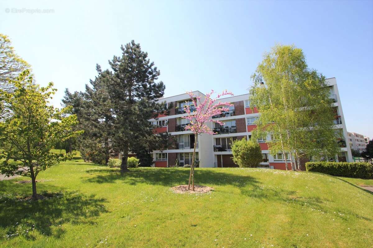 Appartement à LES CLAYES-SOUS-BOIS