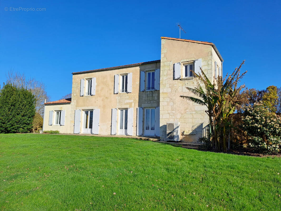 Maison à SAINTES