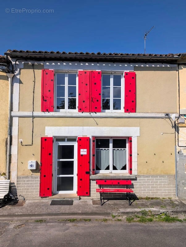 Maison à SALLES-LAVALETTE